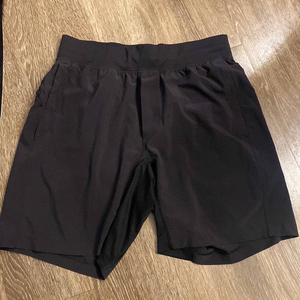 Men’s Lulu lemon shorts 9”
